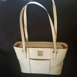 White Dooney and Bourke, EUC, zippered Purse